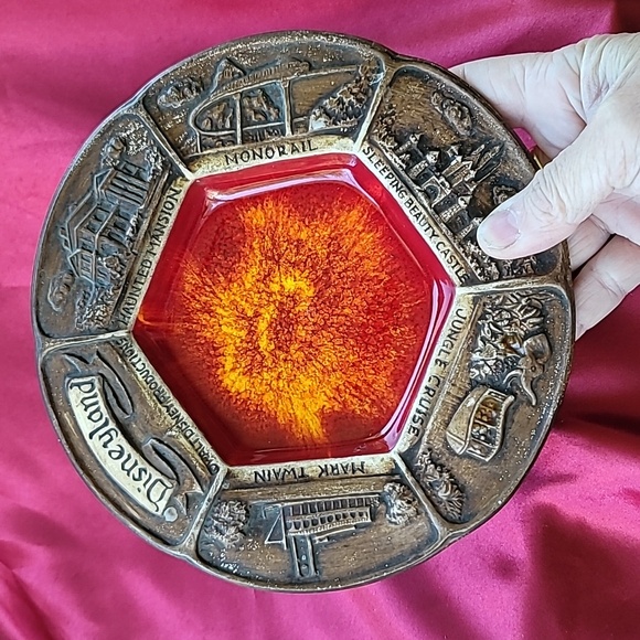 WALT DISNEY PRODUCTIONS Disneyland Souvenir plate from the 70s - Picture 5 of 7